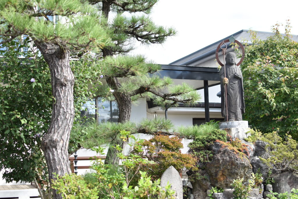 湯川寺の境内