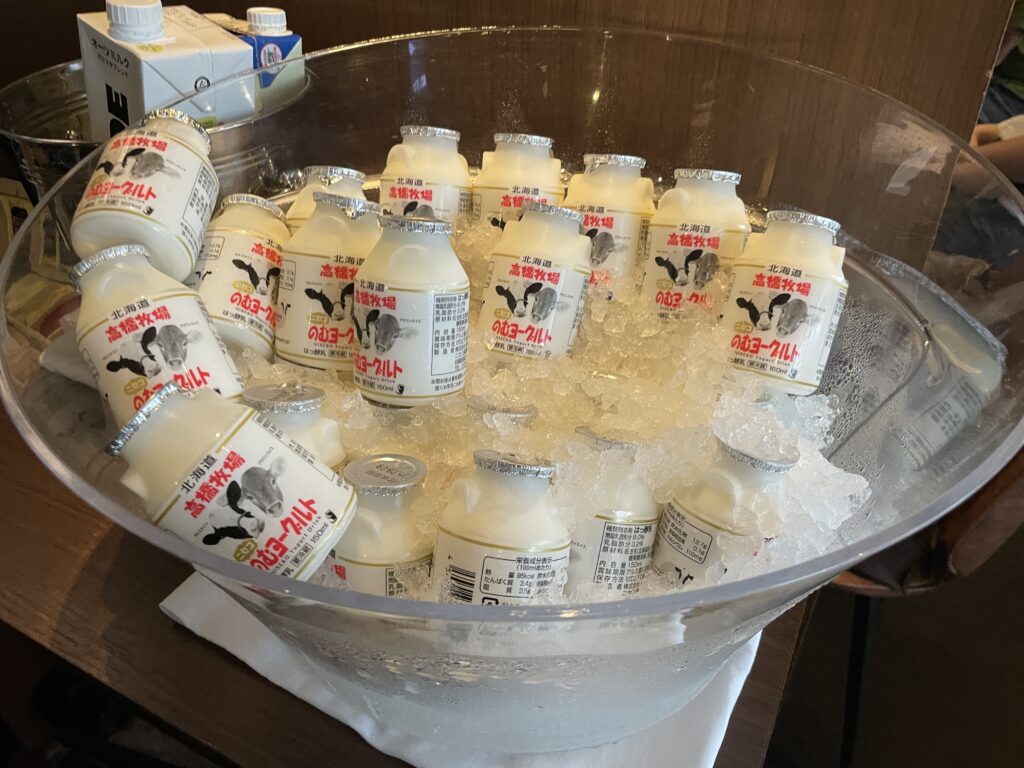 木ニセコの朝食ビュッフェ、飲むヨーグルトが飲み放題