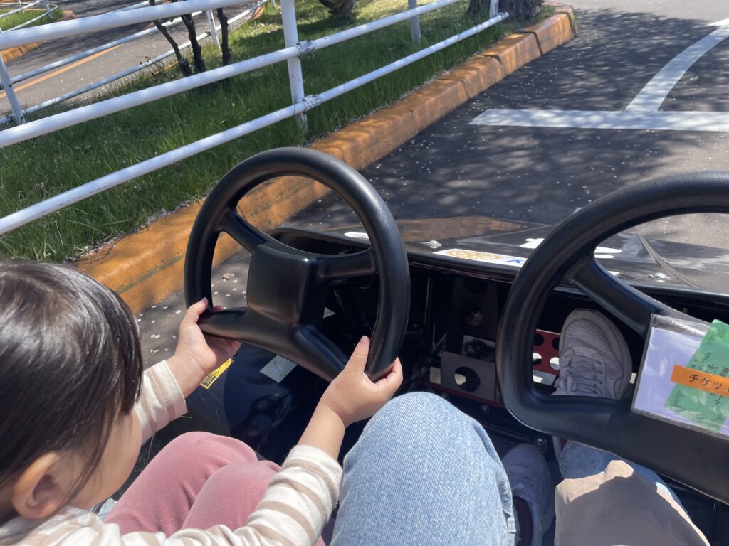 梁川交通公園のゴーカートに乗っている時の写真