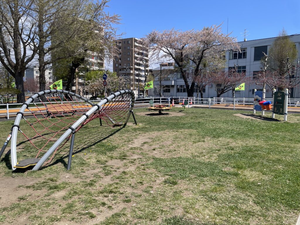 梁川交通公園の遊具の写真